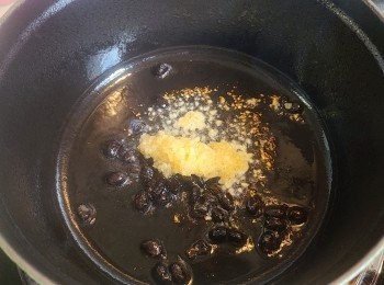 step2: 燒熱油鑊，爆香蒜蓉豆豉。