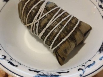 step4: 包好的糉子放入煲内，水剛浸過，中大火煲滾水，轉細火煲2.5小時，熄火焗半小時。