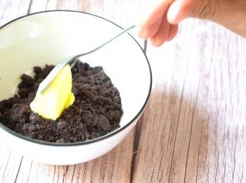 step4: Oreo去內饀，加入牛油拌勻。
📝我喜歡較軟的Oreo ，所以會加入牛油，如果大家喜歡脆脆的口感，可以省略。