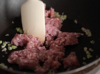step4: 熱油鍋，將蒜末、蔥花下鍋爆香後，加入絞肉炒熟。
