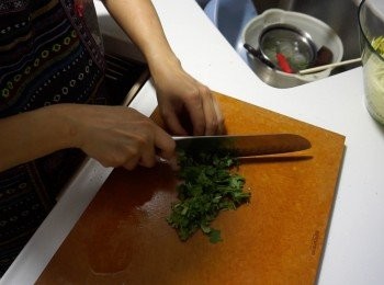 step7: 芫茜洗淨切去根部，切碎備用