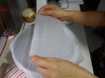 step4: 把打好的麵糰拿出來滾圓，盆中噴一點油防粘，把麵糰放進去，蓋上濕布或是濕的廚房紙，發酵1個小時