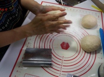 step5: 之後拿出來排氣滾圓，先秤總重，再按所需要分成小份，包好冷藏備用
吐司就按你的模具啦，麵包的是大概每一個80-100g的