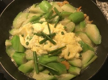 step9: 放入蛋和蔥綠拌炒一下後關火，加入香油即可起鍋。