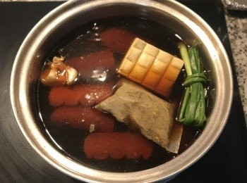 step9: 滷汁煮滾後，將白豆干放入，小火煮滾；