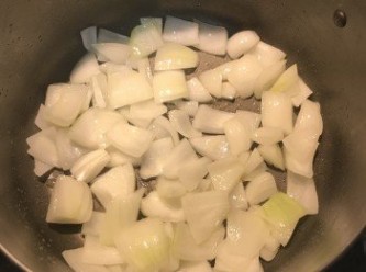 step3: 鍋裡下少許油炒香洋蔥；