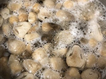 step4: 草菇洗淨對半切開，滾水放入煮5分鐘氽水，然後隔去水份，再用手將草菇水份揸出。