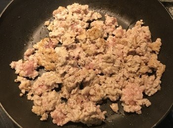 step3: 炒鍋燒熱，放少許油，下絞肉與黑胡椒粉炒到變色；