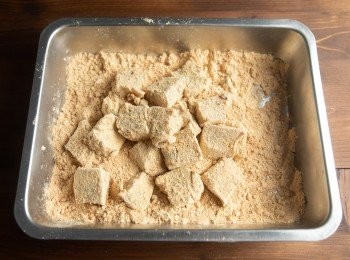 step5: 最後黑糖蕨餅切塊後，均勻沾上黃豆粉，食用時在淋上黑糖將就完成了。