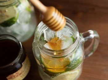 step3: 如果喜歡的人也可以放入適量的蜂蜜，調勻後就可以飲用了。