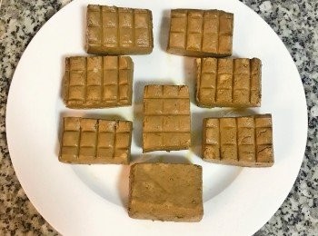 step12: 排到盤子上，注意豆干不可以疊放或碰觸到對方；接著入微波2分半鐘；取出翻面再微波2分半鐘；兩面烘乾即可。