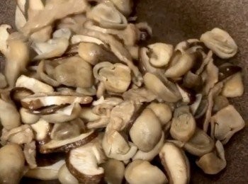 step6: 炒熟瘦肉絲，加入草菇及鮮冬菇片略炒。灒油1湯匙。