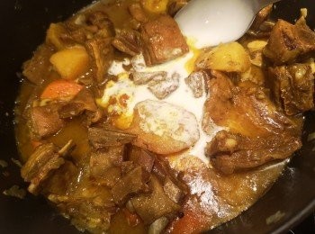 step9: 如果羊腩太多油，可以先撥走肥油，再加入椰奶滾一滾即成。