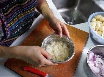 step2: 蒜、乾蔥去皮切片後，用鹽水浸15分鐘(去苦味！)