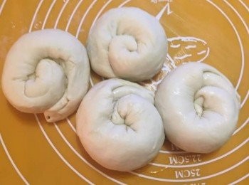 step4: 捲起來成條狀，繞成螺旋的
樣子，靜置十分鐘。