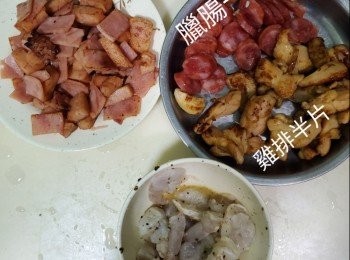 step1: 將上邊材料切片炒到半熟備用，生雞蛋加入白飯中加入適量鹽，糖等，攪勻備用，蔥切粒備用