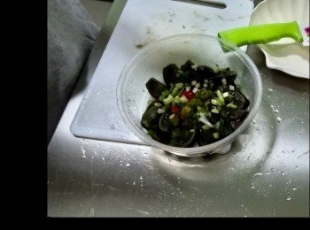 step2: 麻辣醬請留意麻辣手撕雞裏邊有寫，全部做法可以留意YouTube頻道：https://youtu.be/WNphmGlvLZo