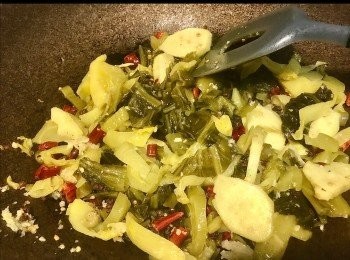 step4: 加入酸菜一齊兜炒3分鐘，裝起備用