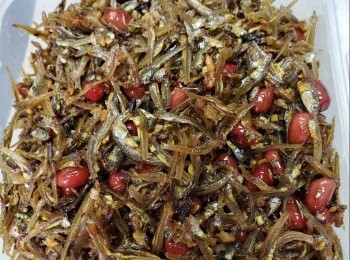 step2: 放油起镬，放姜粒，蒜頭泥炒香再放鱼仔，放酒、糖、辣椒醬快炒后再放花生熄火，上碟放凉即成