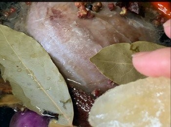 step9: 熄火，不要打開煲蓋，焗45分鐘(重覆2次)；打開煲蓋，取出金錢，放凉後，放入雪櫃雪約2 - 3小時，切薄片，即成。