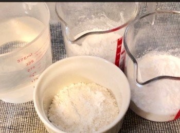 step2: 90克 粘米粉。40克粟粉（生粉）。
55克澄麵。310毫升水。