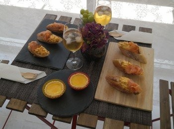 step1: 將切片的法包噴水用烤盤170度約5分鐘焗脆