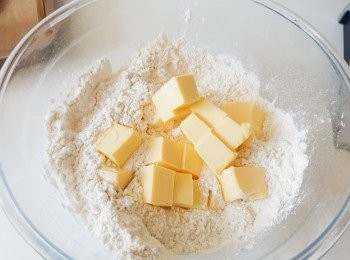 step1: 這個源自蘇格蘭的牛油酥餅(shortbread), 在蘇格蘭、英國隨處可見。淡黃色的餅乾，充滿著超香濃的牛油味，入口即溶，令人停不了口。

簡單的三種材料就做到 ： 糖，牛油，中筋麵粉，而比例是1：2：3，非常簡單！我就將部份中筋麵粉用了生粉Cornstarch 代替，生粉有令餅乾更”軟化”的作用。當然也可全部用中筋麵粉。配杯熱茶，就成超美味的下午茶點！
可到我的Facebook 專頁，看更多食譜及英倫生活分享＞
http://www.facebook.com/MrsPsKitchen1