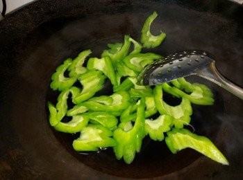 step7: 燒一煲熱水，水滾後下長苦瓜川燙約20秒然後立刻撈起。
