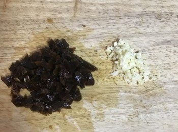 step2: 蒜頭拍扁去皮切末；菜心略切；