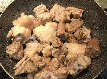 step5: 鍋洗淨燒熱，放少許油，下豬腳翻炒到表皮變色；