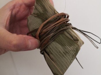 step2: 用椰子水浸白西米，椰奶浸綠西米分別浸泡到所有水份完全吸收入西米發大為止