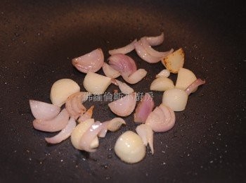 step2: 熱鍋下油先爆香蒜及乾蔥