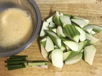 step2: 全蛋加少許鹽和1湯匙水打散； 蔥1根切段、1根切蔥花；絲瓜去皮和切頭尾，以滾刀切塊；