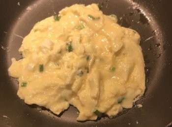 step3: 炒鍋加熱放少許油炒香蔥花後下蛋液快炒到7分熟後起鍋；