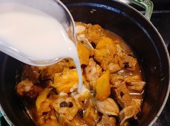 step5: 試味，最後加入適量的生粉水打薄芡汁。(如湯汁太多可先行倒掉一些。)