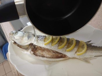 step3: 大火蒸10分鐘至熟透 （時間視乎魚的大小微調）; 燒熱小許油再淋在魚上
