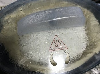 step3: 滾水蒸15分鐘（蒸糯米的水量要多，蒸氣才會大）；