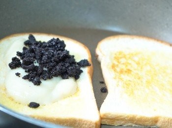 step5: 麵包吐司抹上薄薄的牛油，放在平底鑊上以中火烤至兩面金黃香脆，然後加入麻糬及Oreo餅碎，夾好上碟。