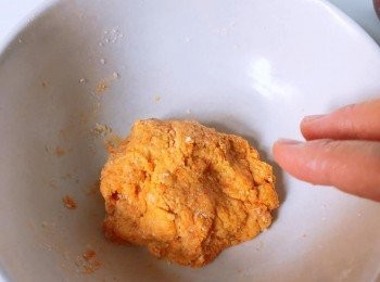 step3: 造成麵團
（因為Rainbow 一半糊仔係就咁餵食， 餘下要食的， 我就整咗餅餅俾佢食，所以份量大家可自行調節，整到麵團狀￼就得啦～￼）
