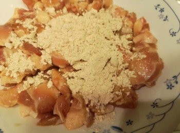 step2: 空氣炸鍋網層掃油，用200度預熱3分鐘備用。雞軟骨先隔走<span class="group_2">醃料</span>水份，再將炸雞粉直接灑在雞軟骨撈勻。