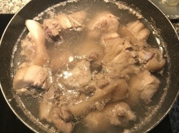 step4: 煮到雜質浮起後，即可倒掉水，並用清水將豬腳沖洗乾淨，並檢查ㄧ下豬毛是否都拔乾淨了；