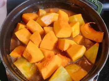 step4: 加入冰糖和熱水(剛浸過排骨)，用中火煮滾後，轉慢火，加入南瓜
慢火蓋上蓋炆15分鐘，熄火，利用餘溫焗南瓜。