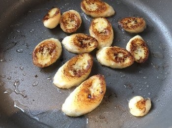 step1: 香蕉切片 成半寸左右 ，倒入椰子油，煎香一邊到另一邊