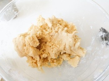 step2: 用手將牛油擠碎，如麵粉拌勻成粉粒狀，然後盡量堆成麵糰