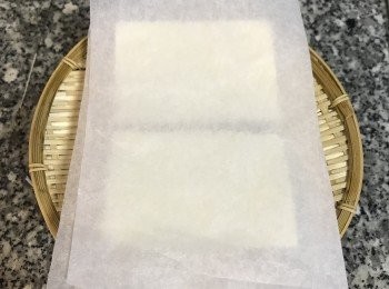 step3: 豆腐上蓋ㄧ張烘焙紙或沾濕的紗布或保鮮膜都可以；