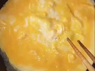 step4: 用中火燒熱油，然後到上蛋漿用筷子快速搞兩下，然後打轉煎pan等蛋將煎成大概圓形蛋皮。