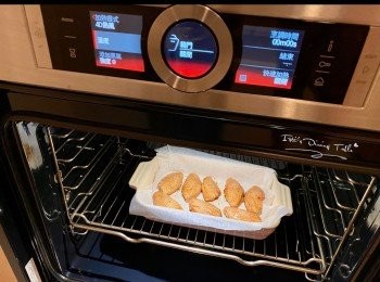 step3: 預熱焗爐180度，<a href="https://bit.ly/3zHU5V3" target="_blank" data-keyword="雞翼" class="guide-link"><strong>雞翼</strong></a> <span style="display:inline-block;vertical-align:middle;margin-top:-3px;color:initial;border-radius:3px;padding:2px 3px;font-size:12px;line-height:14px;background:#87d300;color:#fff;">即買</span> 放上焗盤， 放焗爐中層180度焗15分鐘