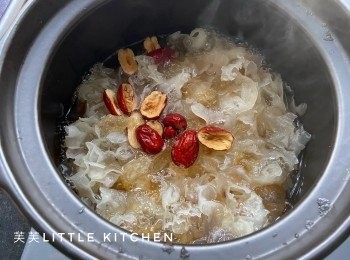 step3: 將紅棗及冰糖倒入，煲15分鐘即可。