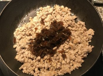 step4: 放菜心拌炒；