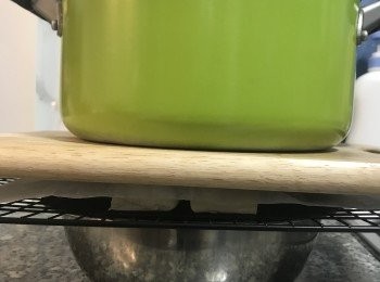 step7: 蓋上烘焙紙，放上砧板；放上裝水的鍋子；再加1-2kg的水，放置3個小時或過夜；